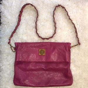 Tory Burch Louiisa Messenger in fuschia leather